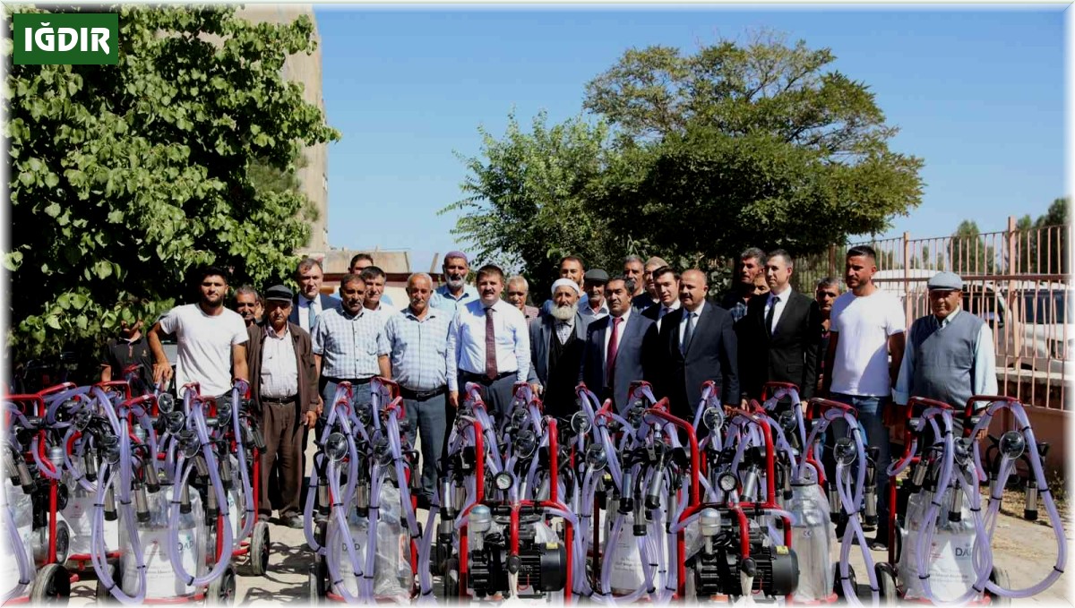 Iğdır'da üreticilere 36 adet seyyar süt sağım ünitesinin dağıtımı yapıldı