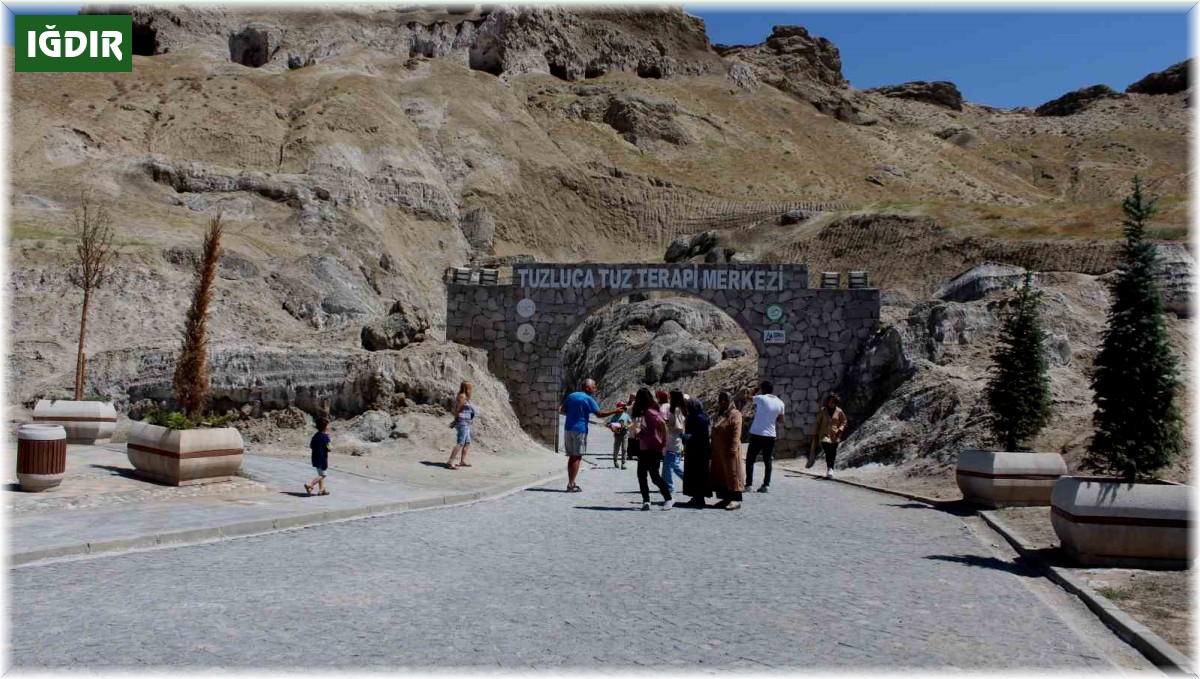 Iğdır'da vatandaşlar serinlemek için tuz mağarasına akın ediyor