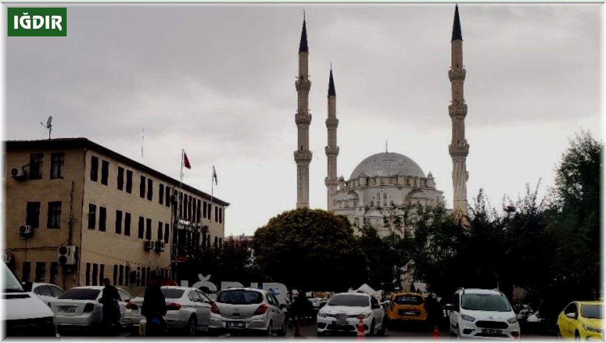 Iğdır'da vatandaşlar yağışa hazırlıksız yakalandı