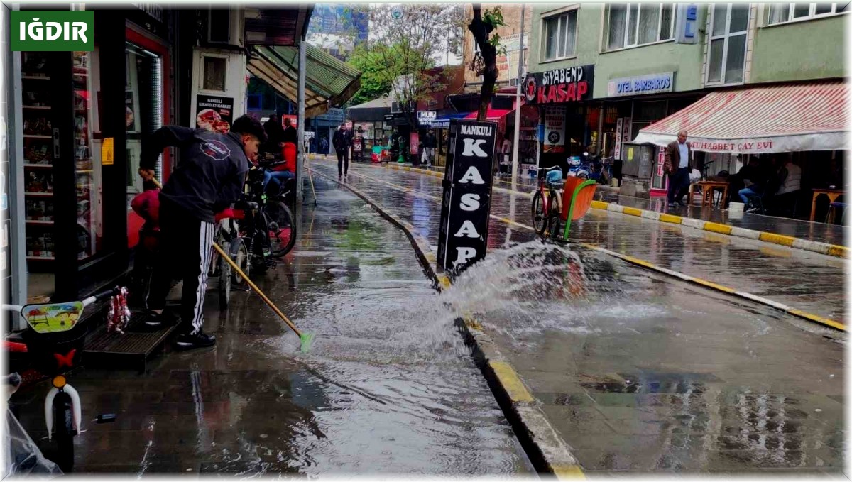 Iğdır'da vatandaşlar yağmura hazırlıksız yakalandı