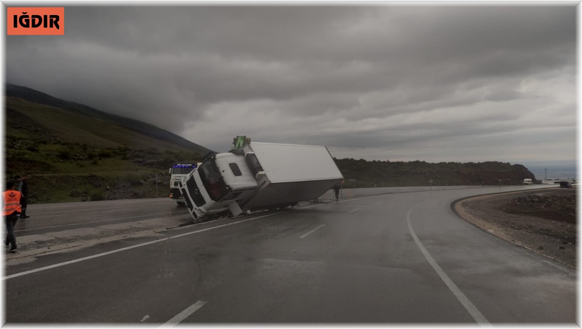 Iğdır'da virajı alamayan çekici devrildi