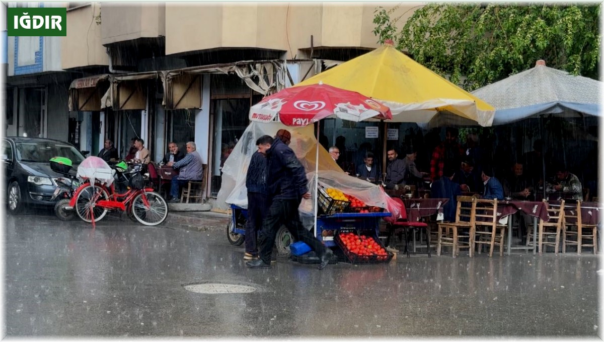 Iğdır'da yağan yağış sonrası vatandaşlar kaçacak yer aradı