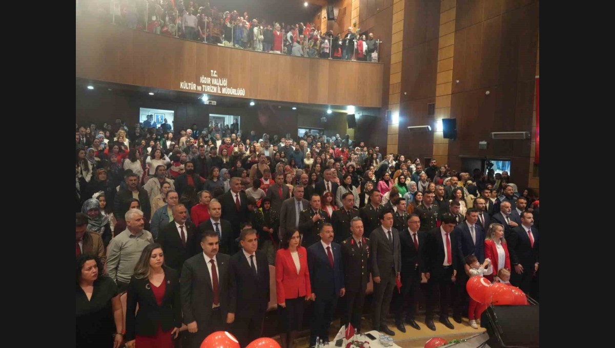 Iğdır'da yağışa rağmen aileler çocukları ile 23 Nisan kutlama programına akın etti