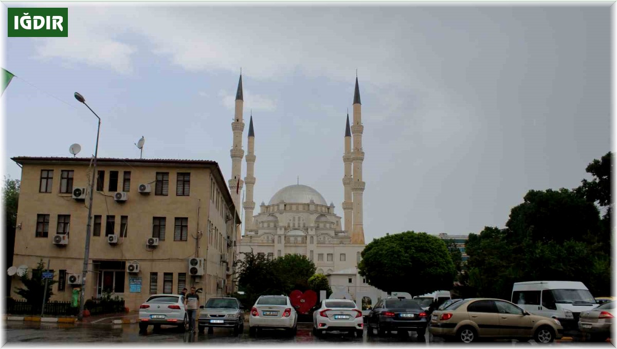 Iğdır'da yağmur ve fırtına etkili oluyor
