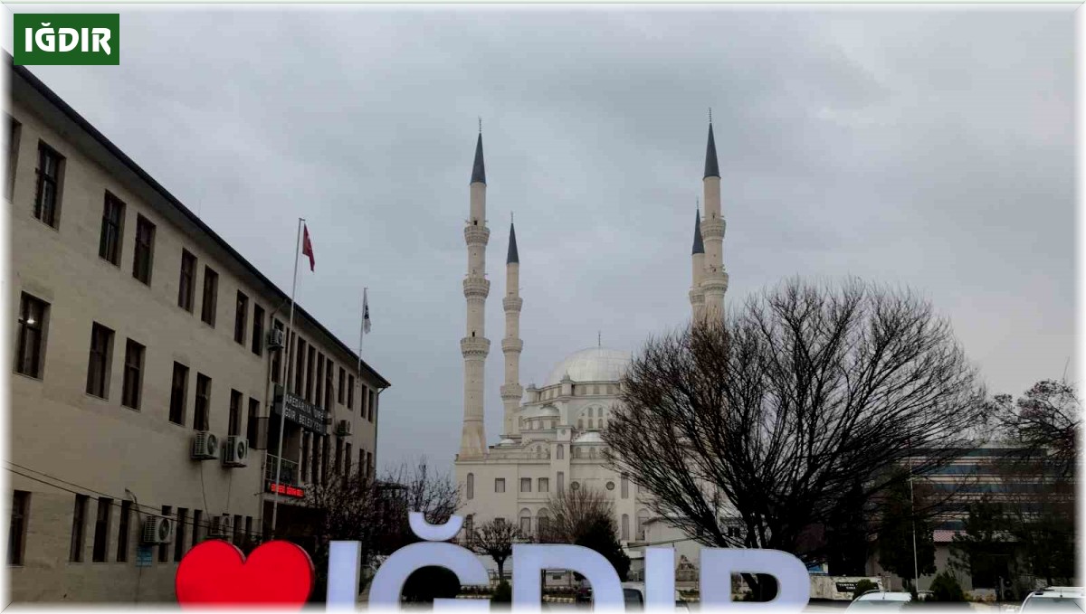 Iğdır'da yağmur ve sis etkili oluyor