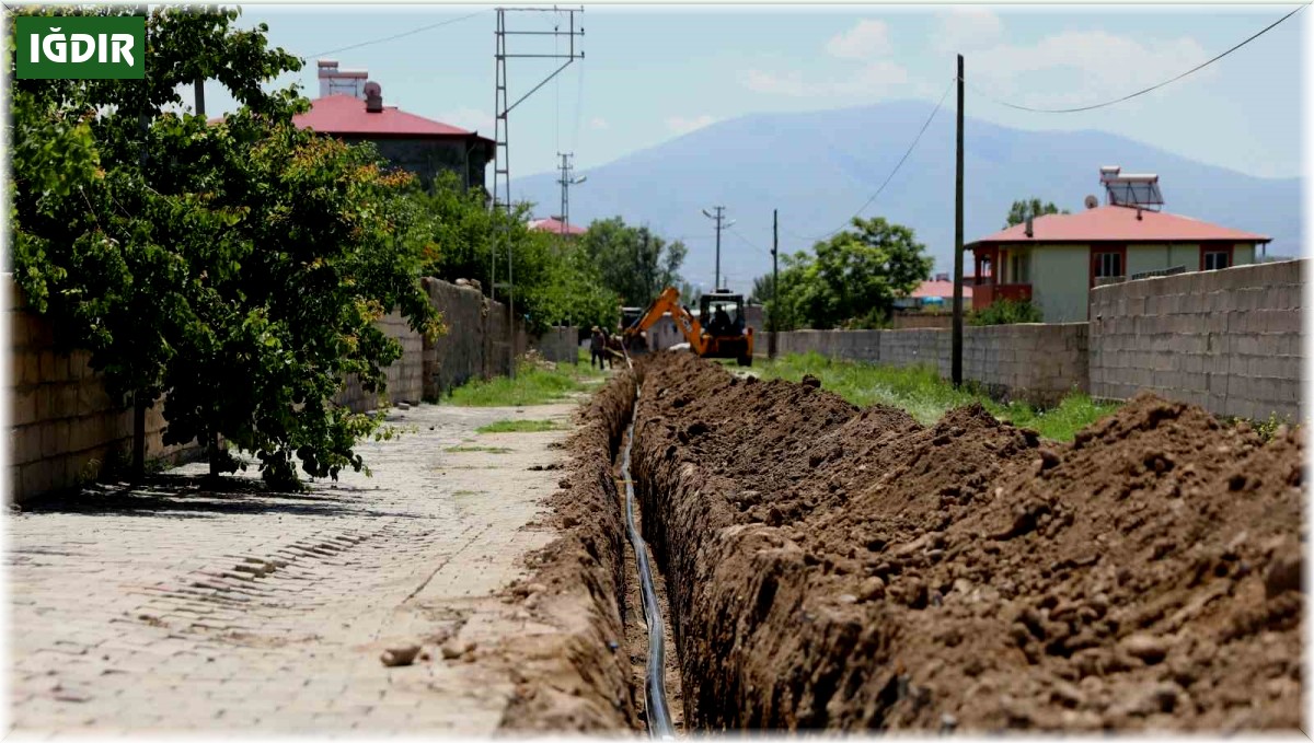 Iğdır'da yeni yol ve içme suyu hattı çalışmaları devam ediyor