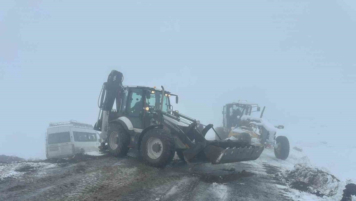 Iğdır'da yoğun kar yağışı: 57 köy yolu ulaşıma kapandı, şarampole devrilen minibüs kurtarıldı