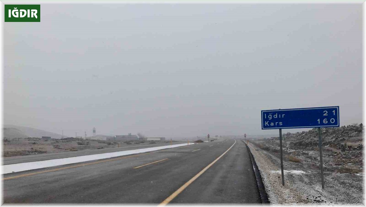 Iğdır'da yoğun kar yağışı: Yollarda görüş mesafesi düştü, uçak seferleri iptal edildi