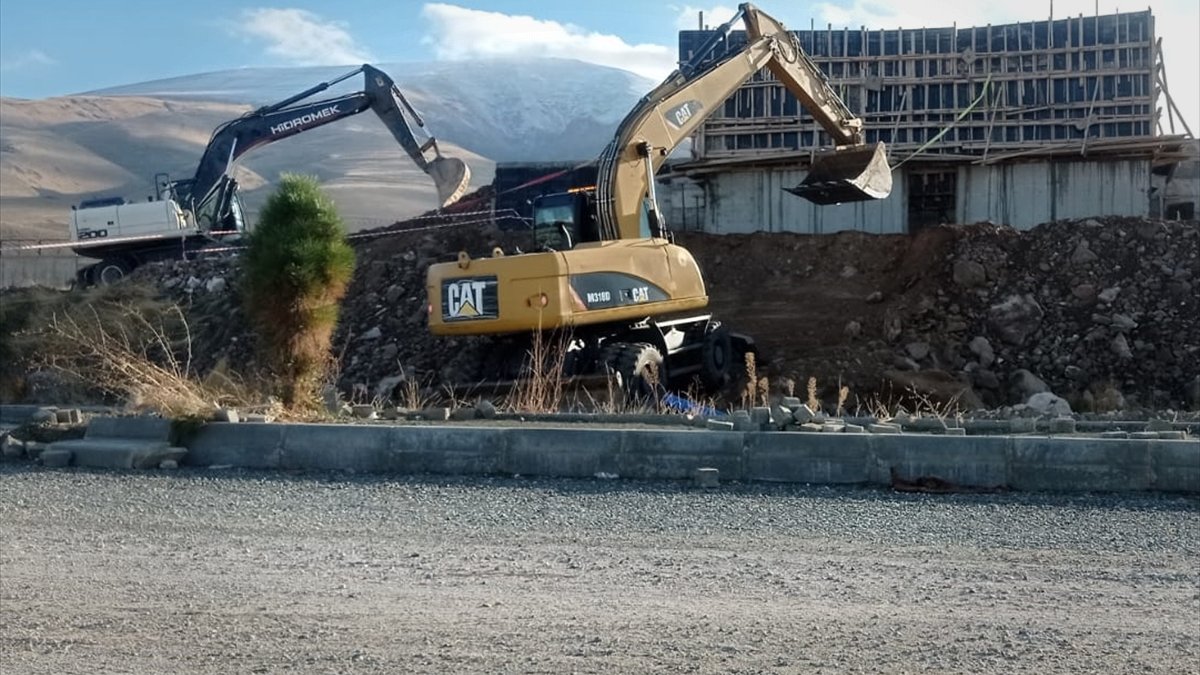 Iğdır'da yurt inşaatında yaşanan göçükte enkaz altında kalan işçiyi arama çalışmaları sürüyor