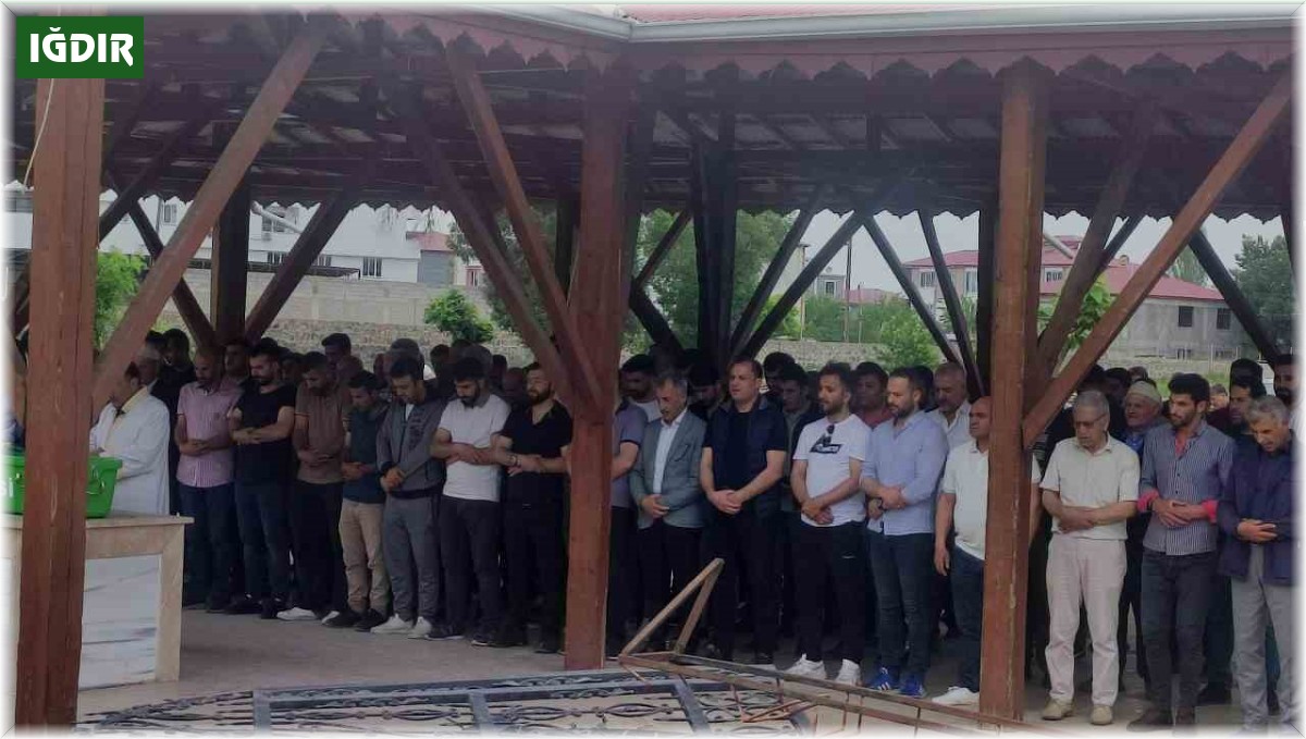 Iğdır'daki kazada ölen nine ve torun yan yana toprağa verildi