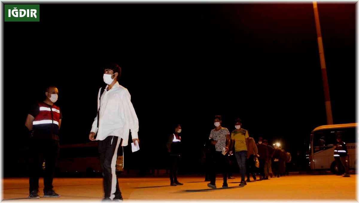 Iğdır'dan 400 Afganistanlı göçmen ülkelerine gönderildi