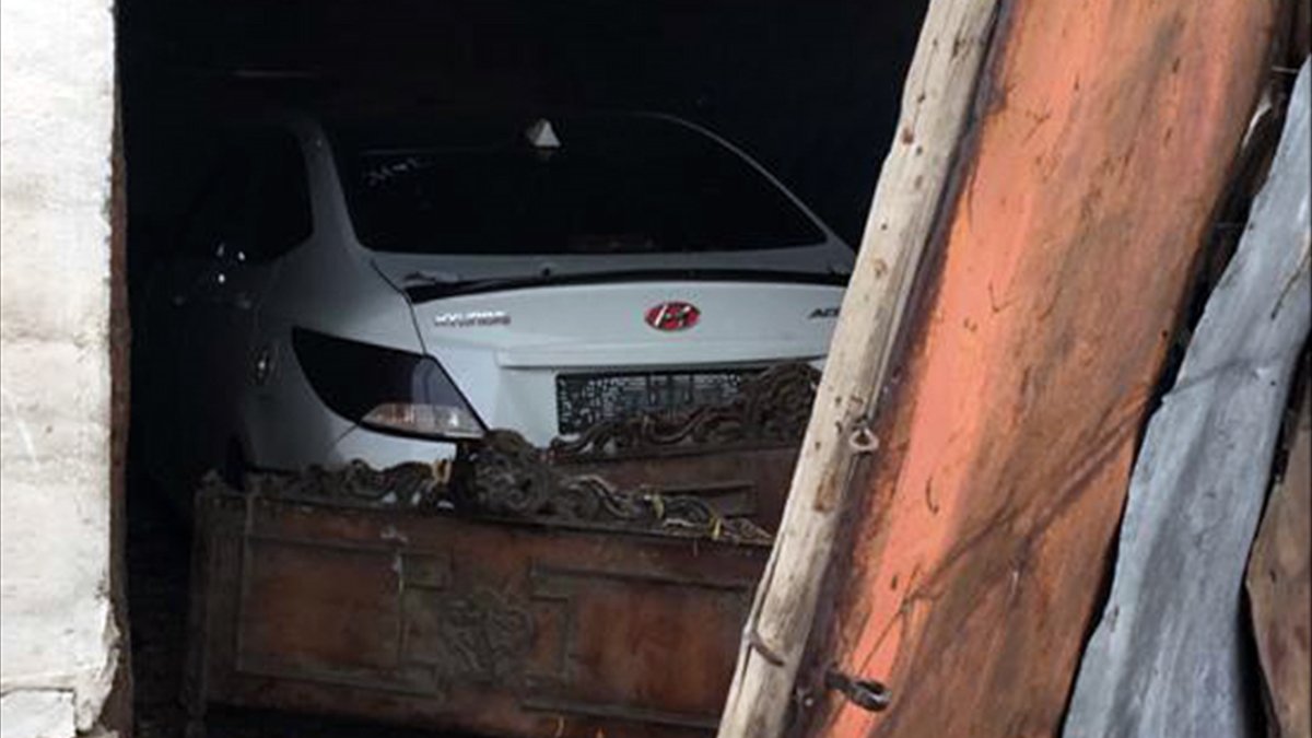 Iğdır'dan çalınan otomobil Kars'ta saklandığı odunlukta ele geçirildi