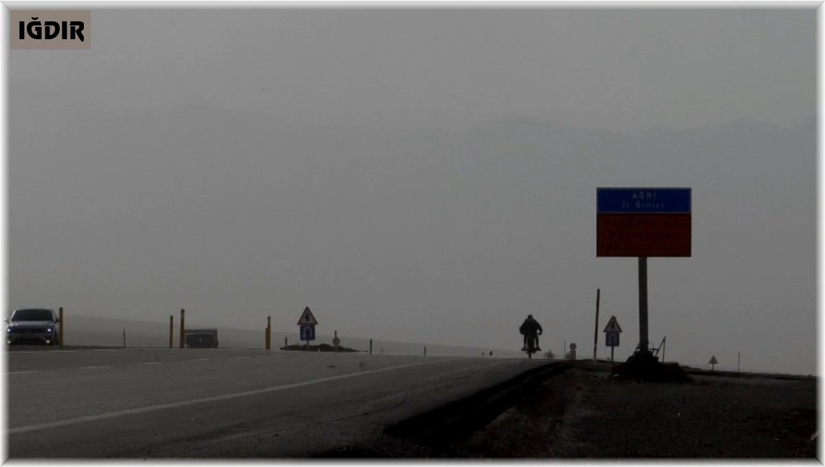 Iğdır-Doğubayazıt karayolunda fırtına sürücülere zor anlar yaşattı