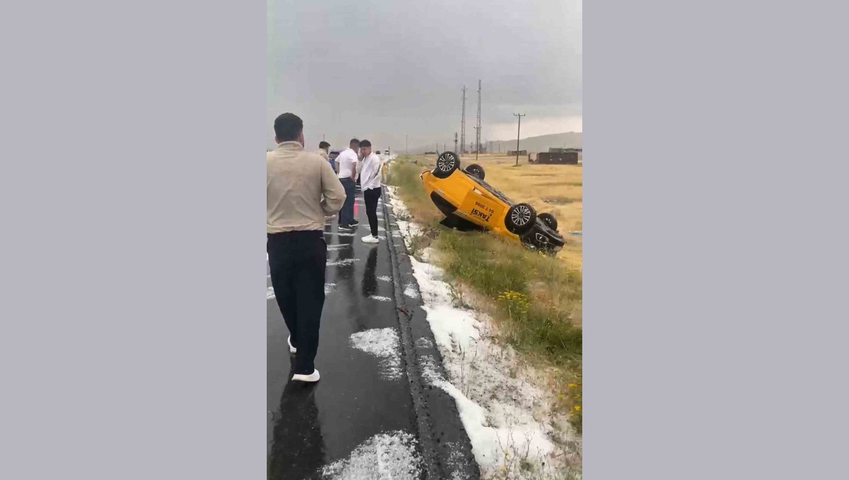 Iğdır-Doğubayazıt yolunda dolu kazaya neden oldu