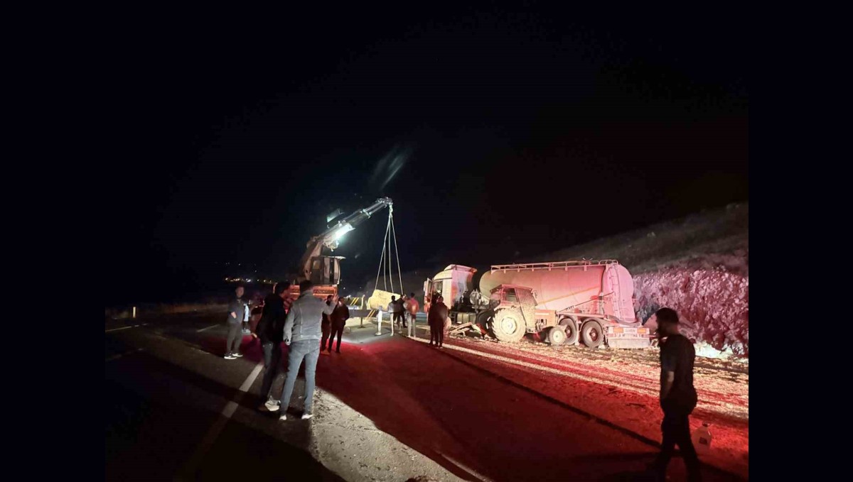 Iğdır-Doğubayazıt yolunda traktör ile kamyon çarpıştı: 3 yaralı