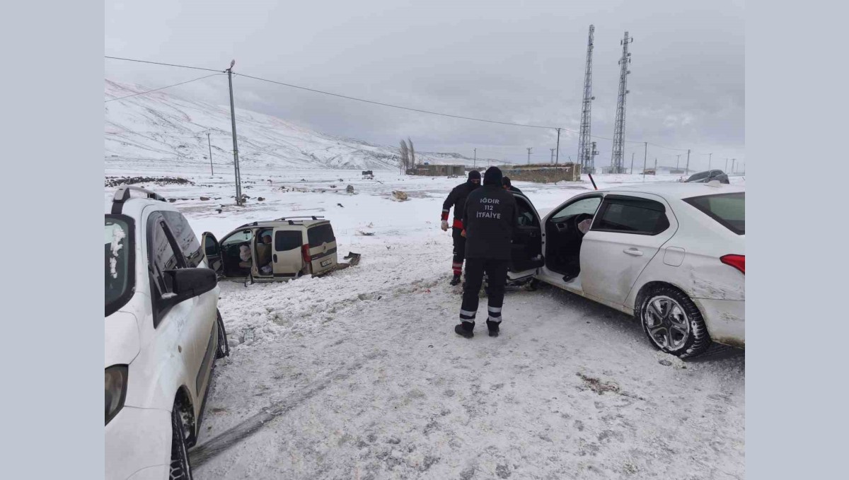 Iğdır-Doğubayazıt yolunda zincirleme kaza: 3 yaralı