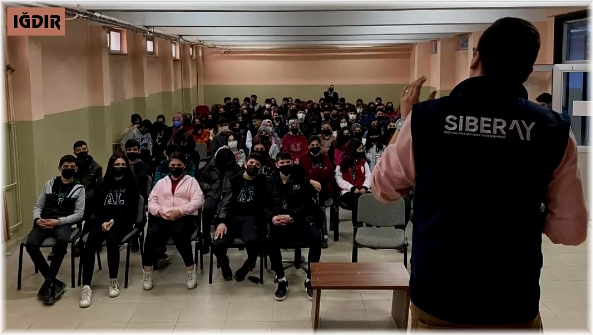 Iğdır Emniyetinden öğrencilere 'Güvenli ve Bilinçli İnternet Kullanımı, Siber Zorbalık ile Teknoloji Bağımlılığı' eğitimi