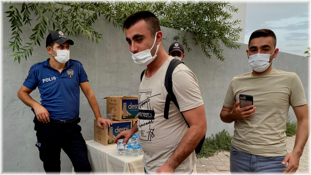 Iğdır Emniyetinden vatandaşlara su ikramı