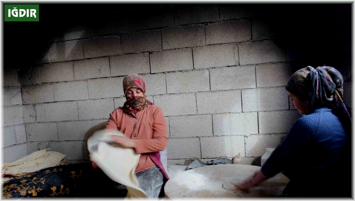 Iğdır'ın hamarat kadınları deprem bölgesi için ekmek pişiriyor