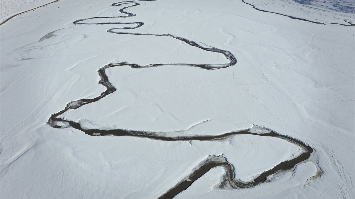 Iğdır'ın karla kaplı mendereslerinde görsel şölen