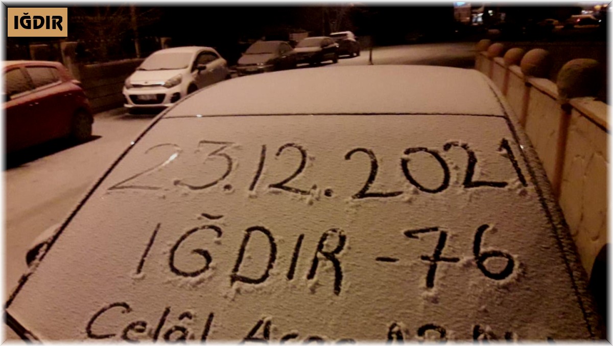Iğdır merkeze mevsimin ilk karı yağdı, vatandaşlar fotoğraf çekmek için telefonlarına sarıldı