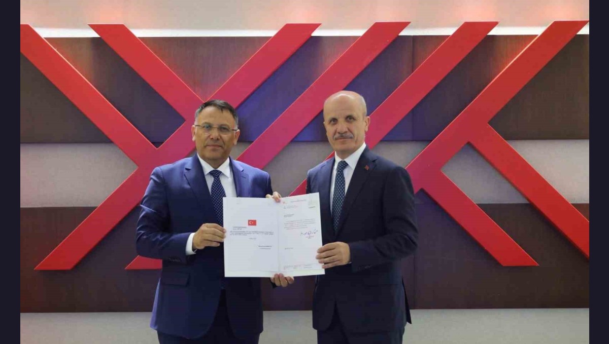 Iğdır Üniversitesi Rektörü Prof. Dr. Ekrem Gürel, rektörlük mazbatasını aldı