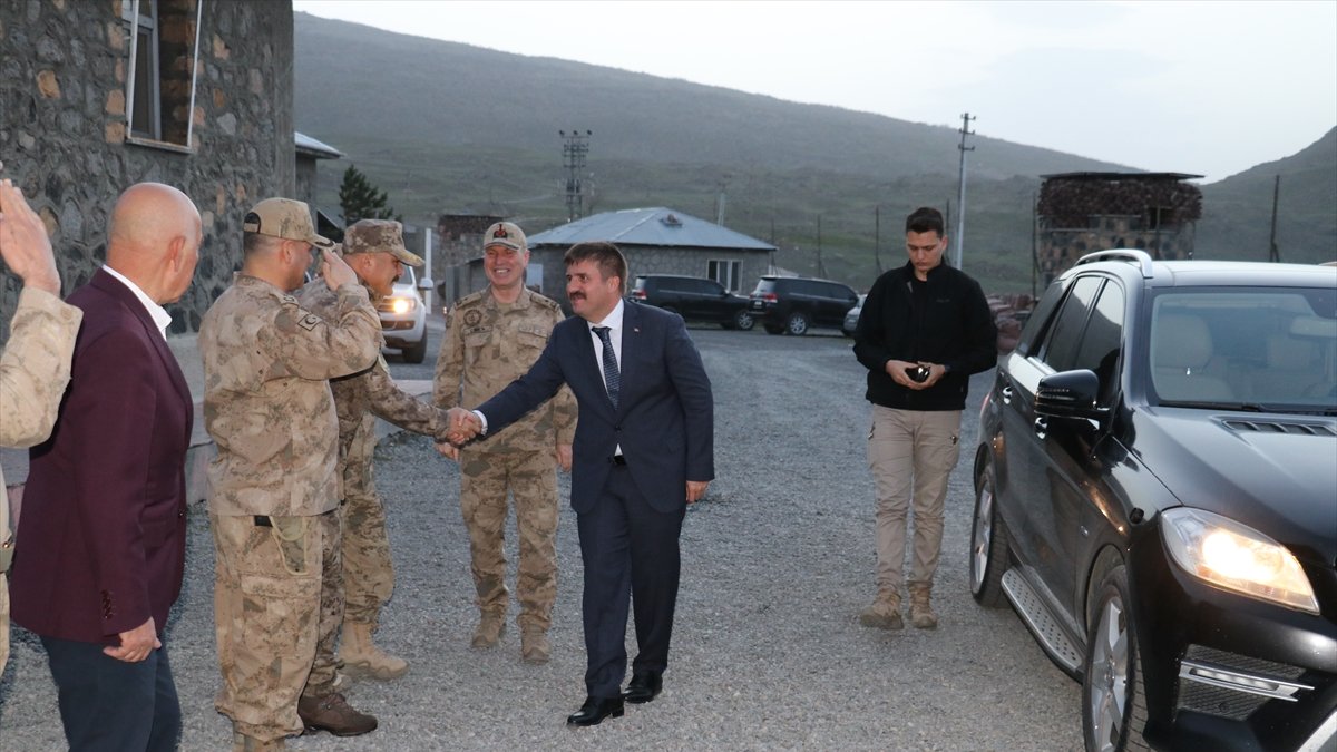 Iğdır Valisi Sarıibrahim, Ağrı Dağı'nda Mehmetçikle iftar yaptı