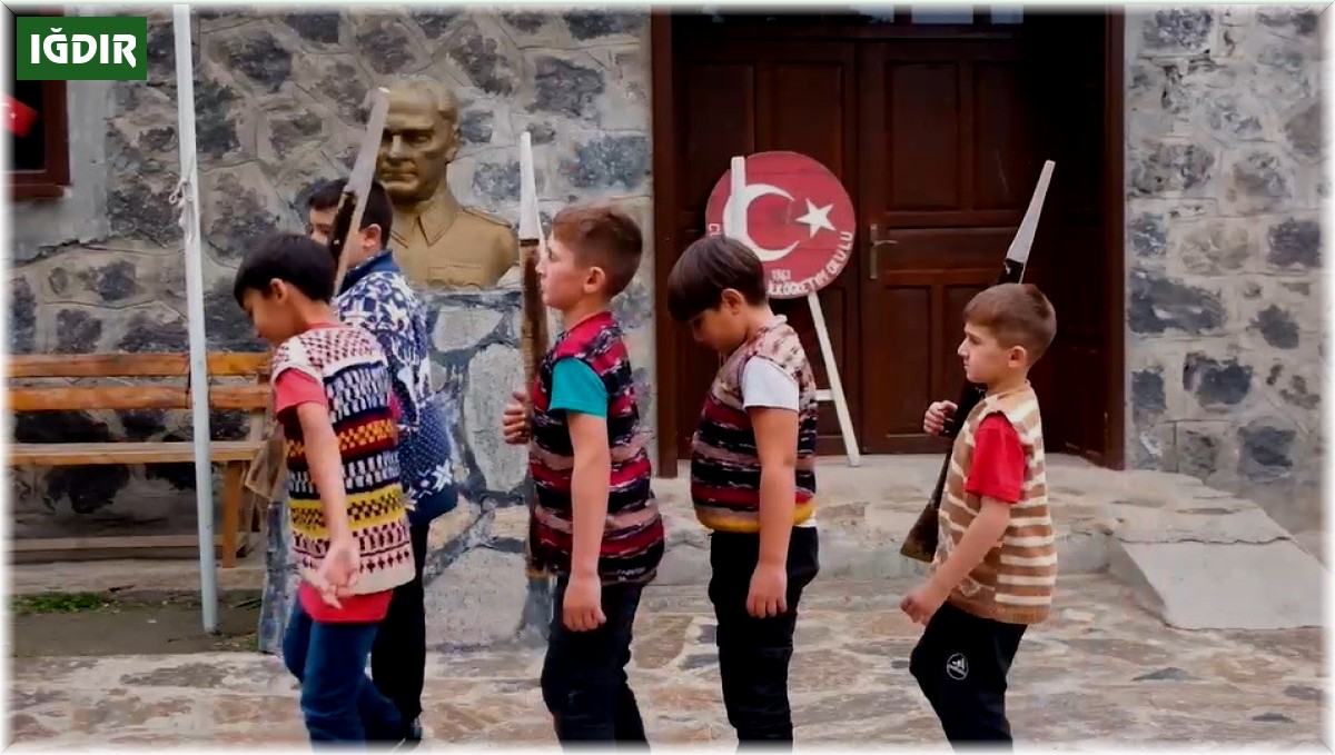 Iğdırlı çocuklar Anıtkabir'deki nöbet değişimini canlandırdı