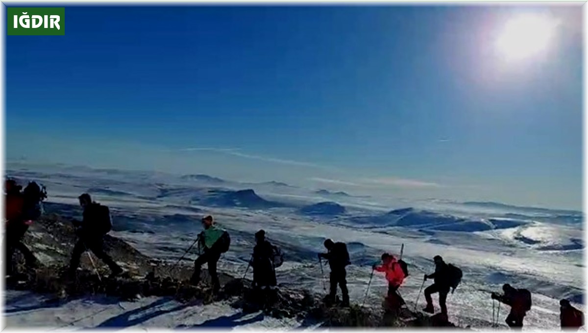 Iğdırlı dağcılar Sarıkamış Şehitleri için Allahuekber Dağı'na tırmandı