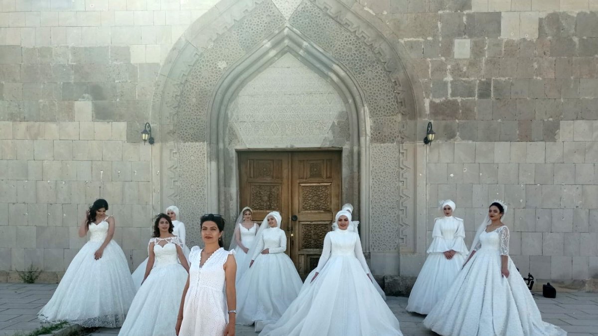 Iğdırlı genç kızlar podyumda boy gösterdi