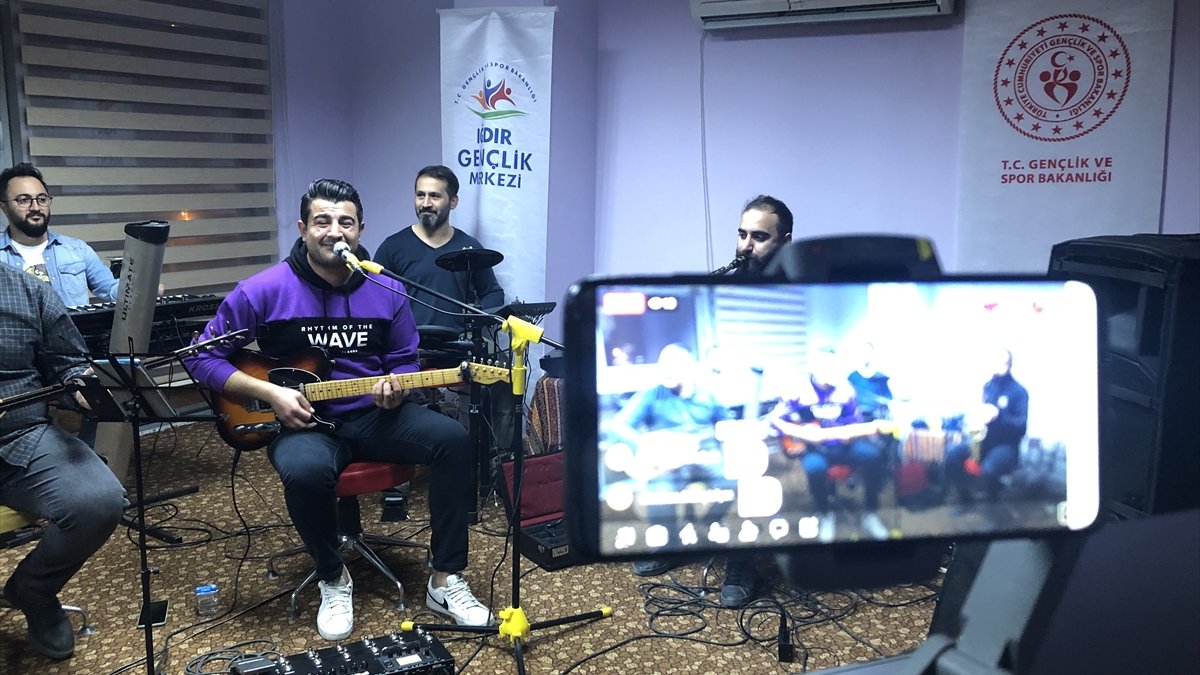 Iğdırlı gençler "evde kalanları" çevrimiçi konserlerle eğlendiriyor