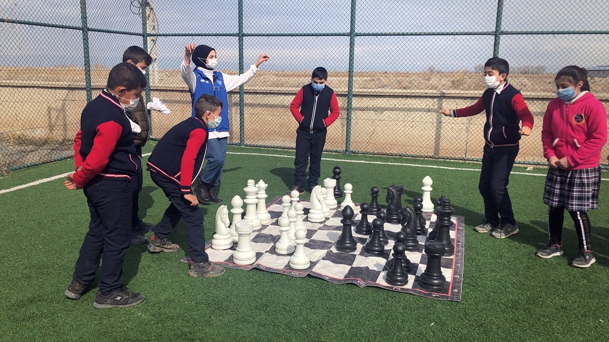 Iğdırlı gönüllü gençler dağ köylerindeki çocukları eğlendirmek için yollara düştü