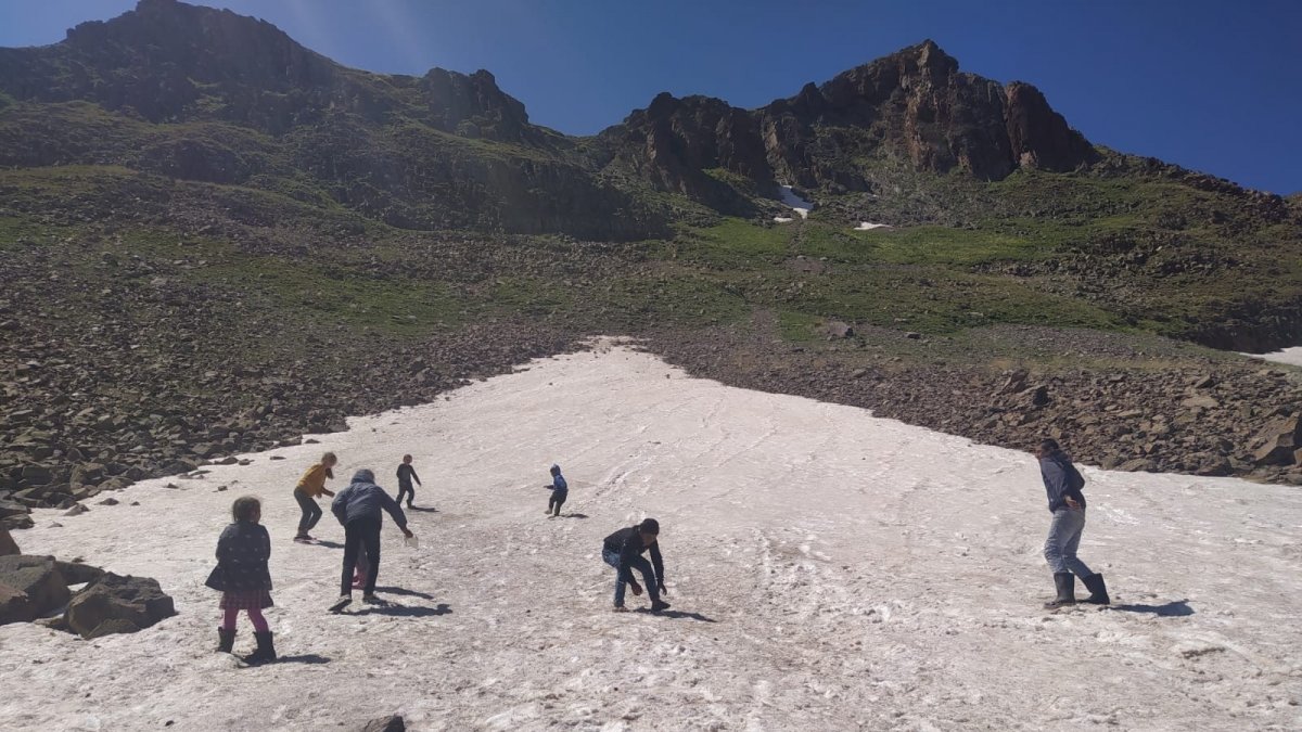 Iğdırlı miniklerin Haziran ayında kartopu ve kayak keyfi