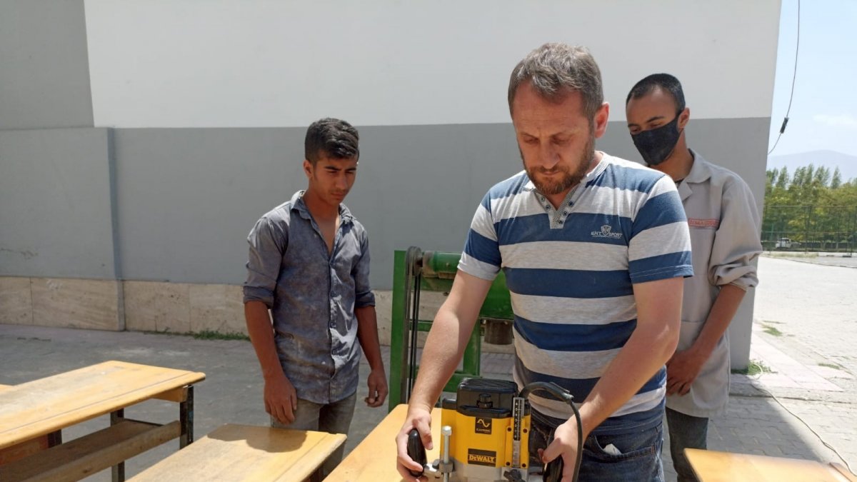 Iğdırlı öğretmenler yaptıkları zımpara makinesiyle eskiyen okul sıralarına yeniden hayat veriyor