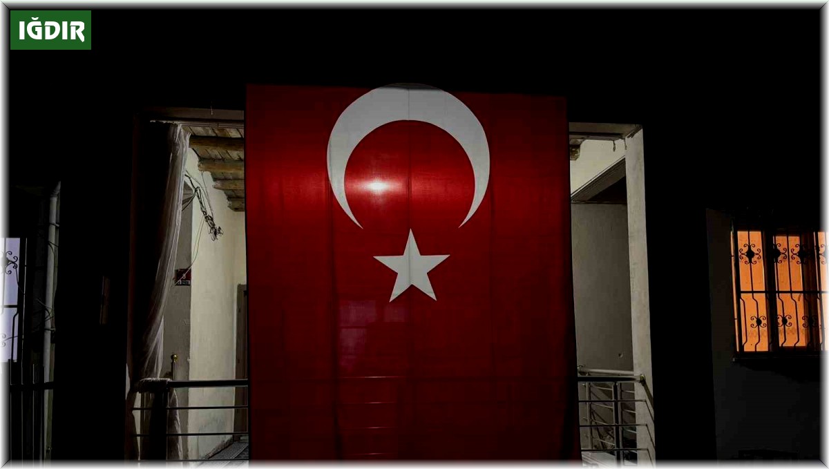 Iğdırlı şehidin baba evine Türk bayrağı asıldı