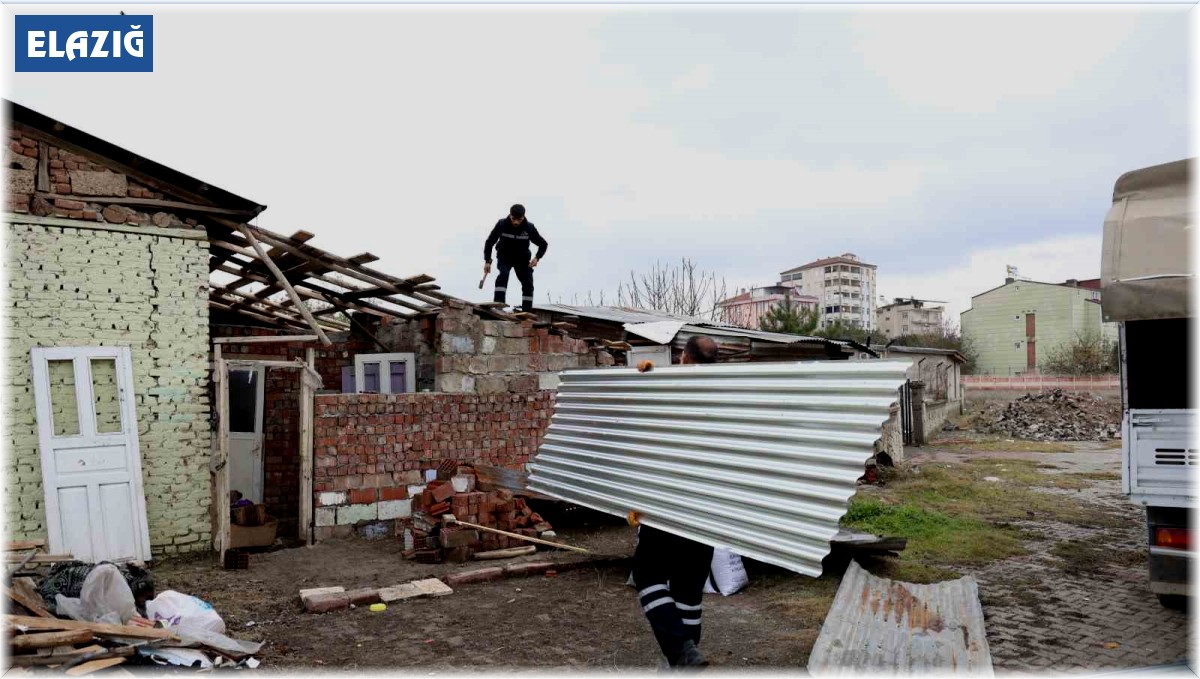 İHA'nın haberi ses getirdi: Barakada yaşayan ailenin yardımına Elazığ Belediyesi yetişti