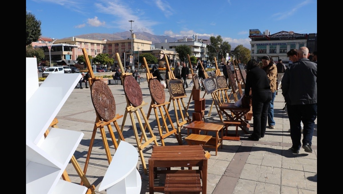 İhtiyaç sahibi öğrenciler için hayır çarşısı düzenlediler