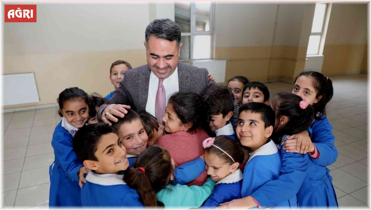 İhtiyaç sahibi öğrencilerine yardım etmek için kitap yazdı, ücretsiz kitap dağıttı.