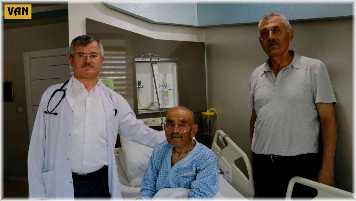 İki ana damarı kapalı olan 104 yaşındaki hasta, anjiyo ile sağlığına kavuştu