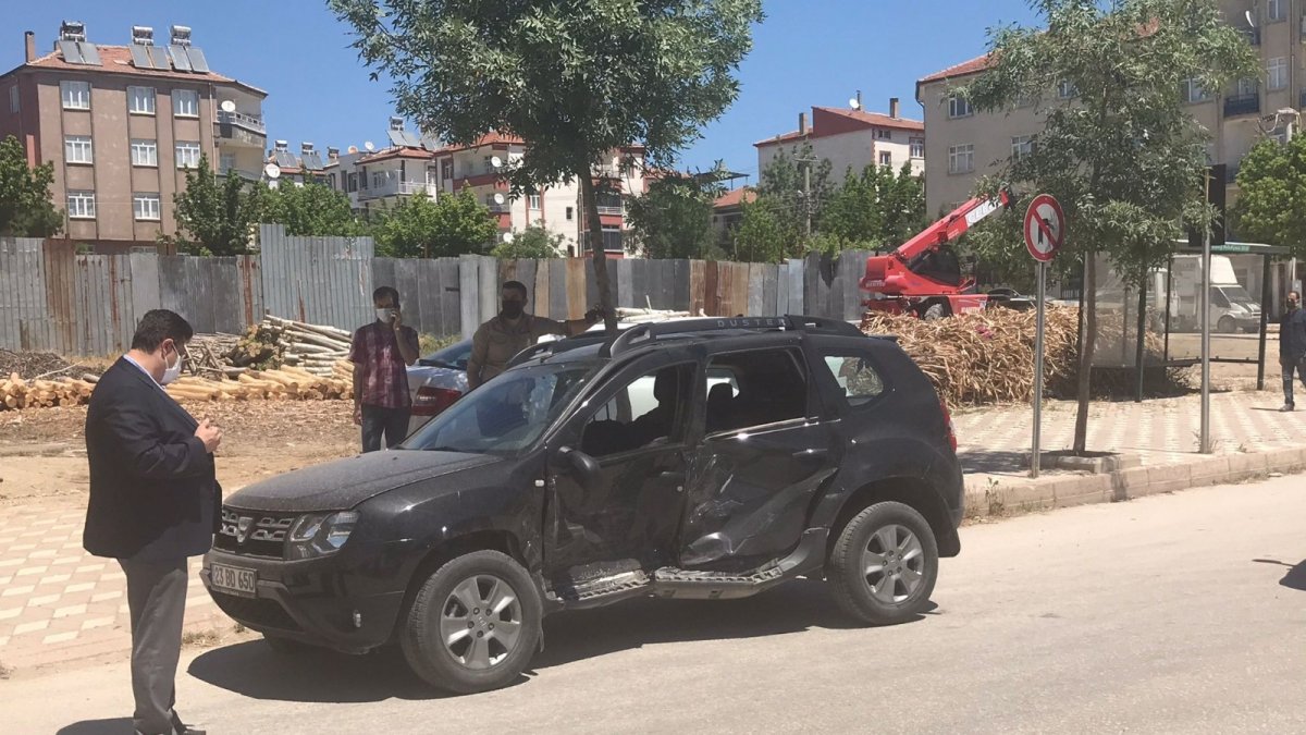 İki araç çarpıştı, sürücülerden biri yaralandı