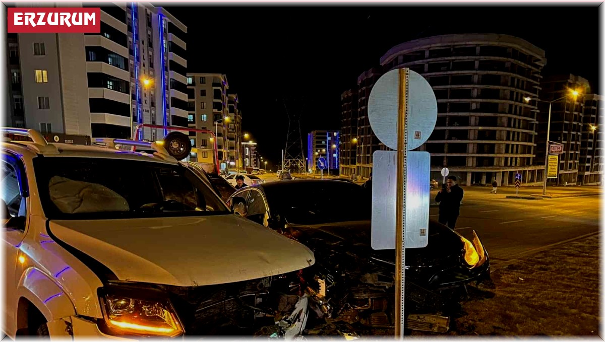 İki aracın karıştığı kazada araçlar kullanılamaz hale geldi