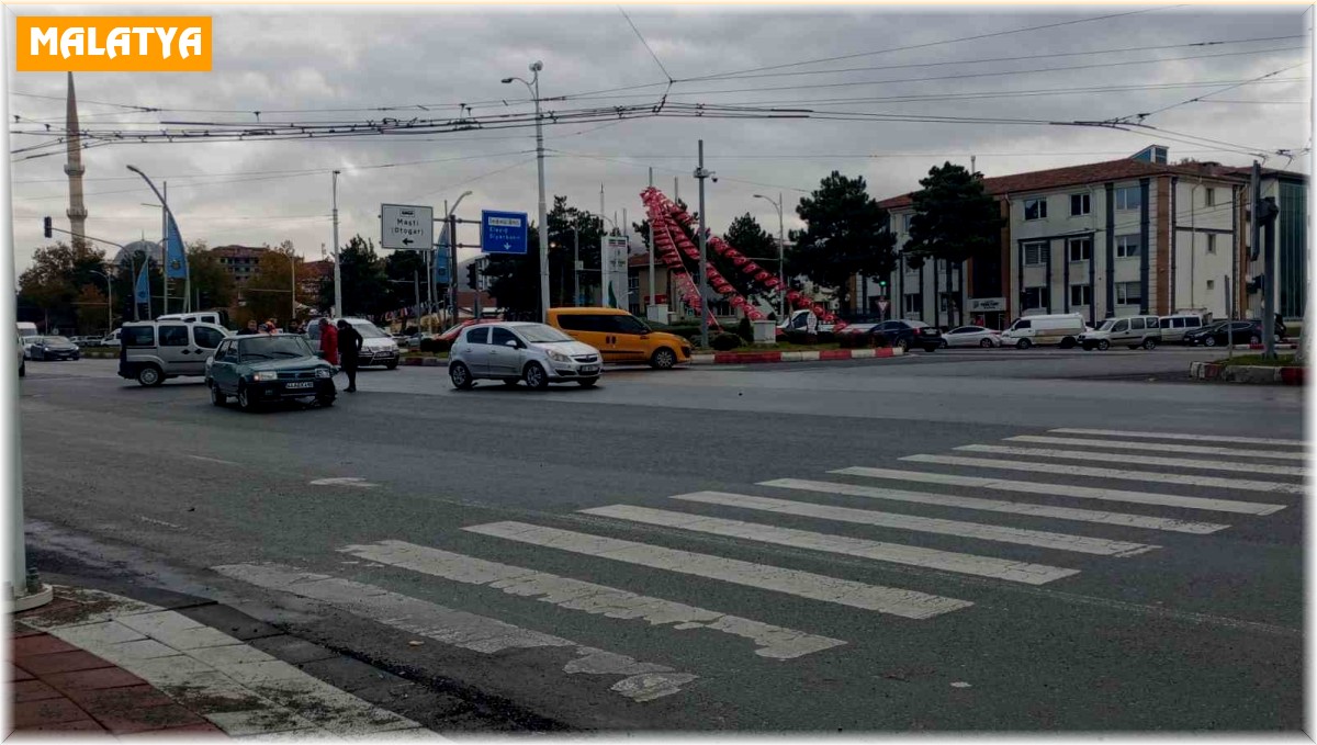 İki aracın karıştığı kazada maddi hasar meydana geldi