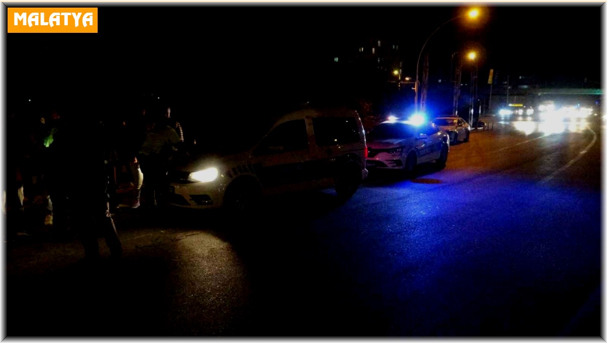 İki aracın karıştığı kazada ortalık savaş alanına döndü: 2 yaralı