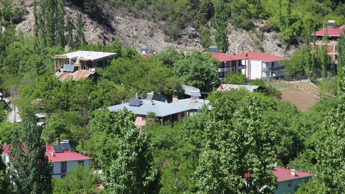 İki dağın arasında kalan köyü emekleriyle cennete çevirdiler