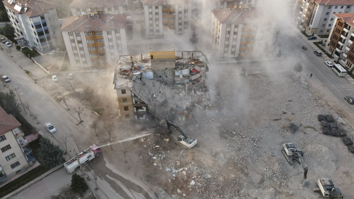 İki depremde 16 bin 773 yapı ağır hasar aldı, 5 bin 664'ünün yıkımı yapıldı