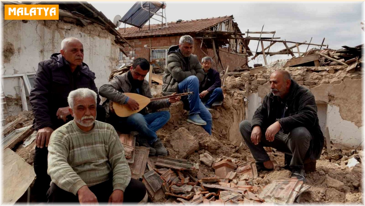 İki depremzededen enkaza türkü