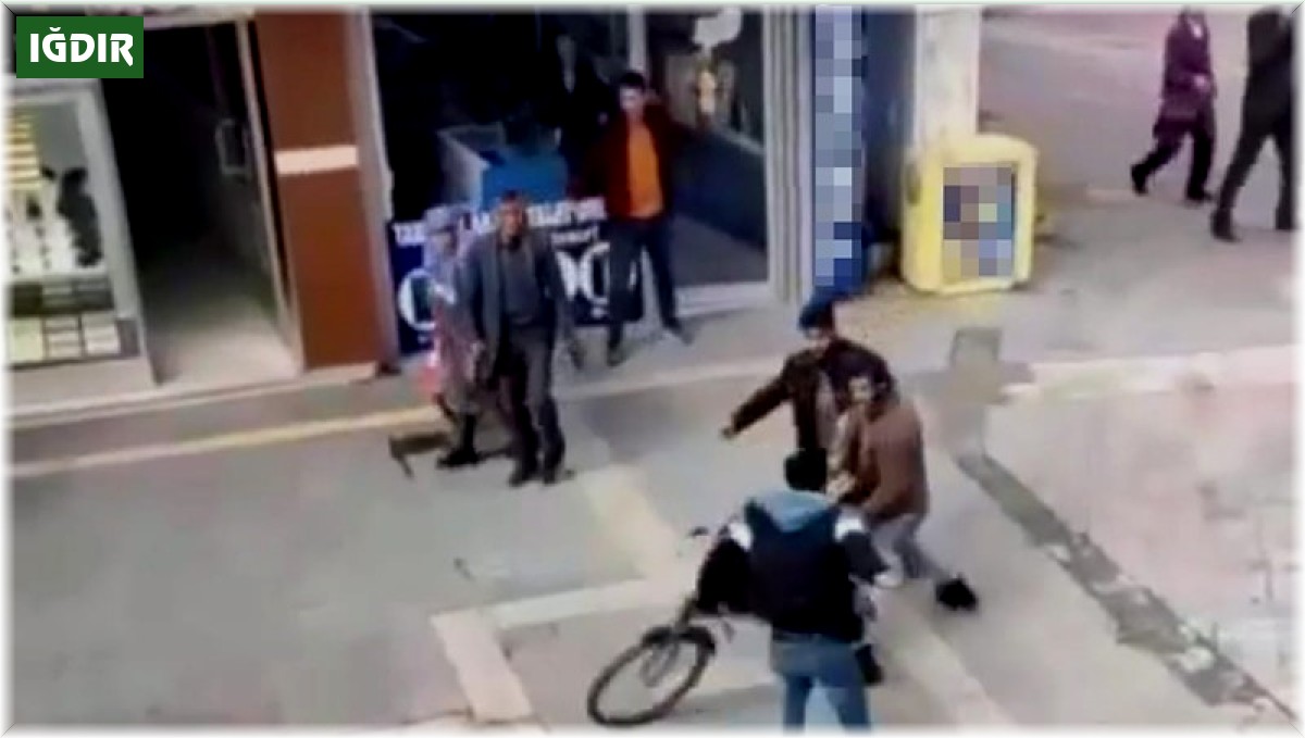 İki grup arasında çıkan kavgada bisiklet sayesinde bıçak darbesi almaktan kurtuldu