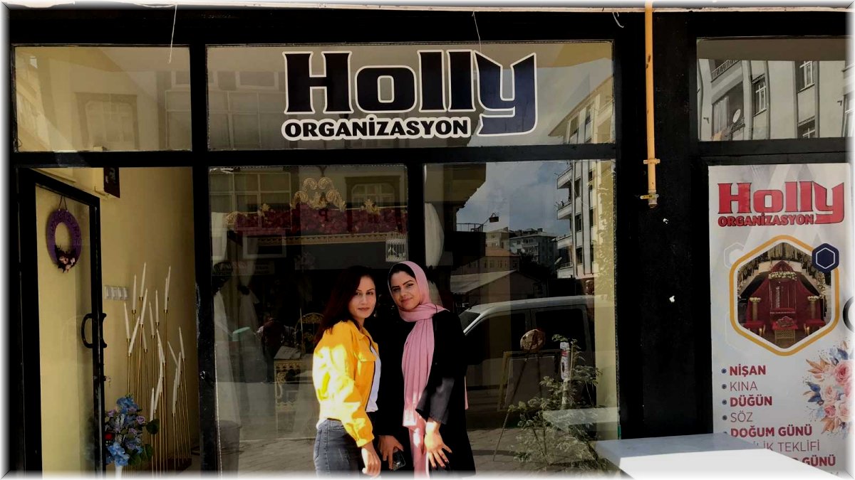 İki kadın arkadaş sırt sırta verdi, kendi işlerinin patronu oldular