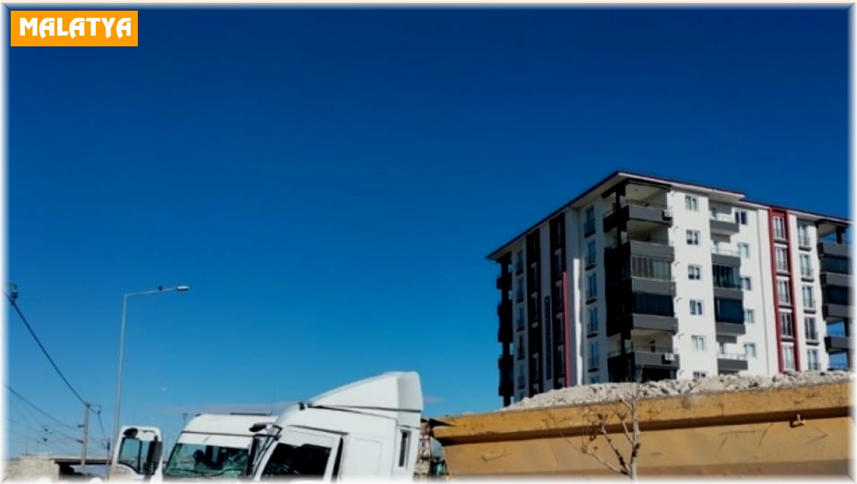 İki kamyon kafa kafaya çarpıştı: 1 yaralı