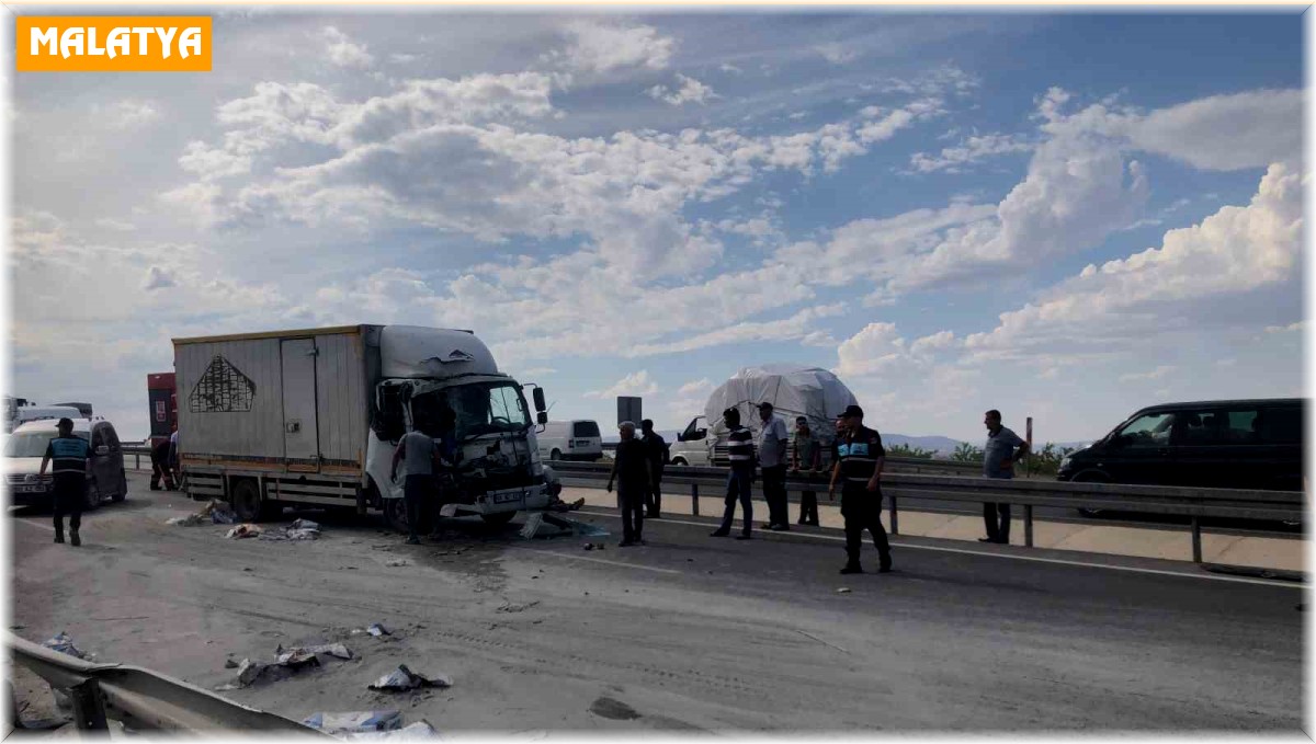 İki kamyonun çarpıştı kazada: 3 kişi yaralandı